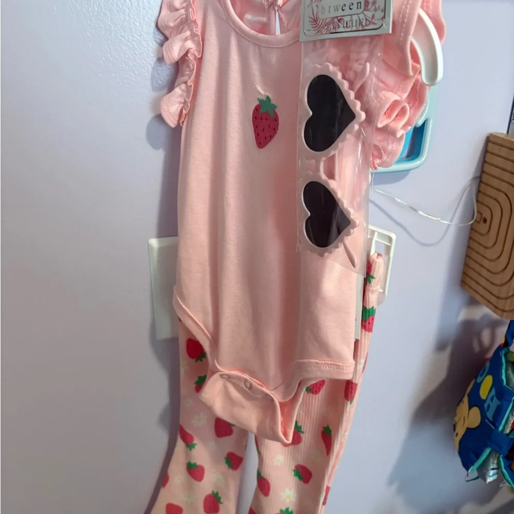 btween baby Pink Ruffle-Sleeve Baby Strawberries Outfit - Picture 3 of 7